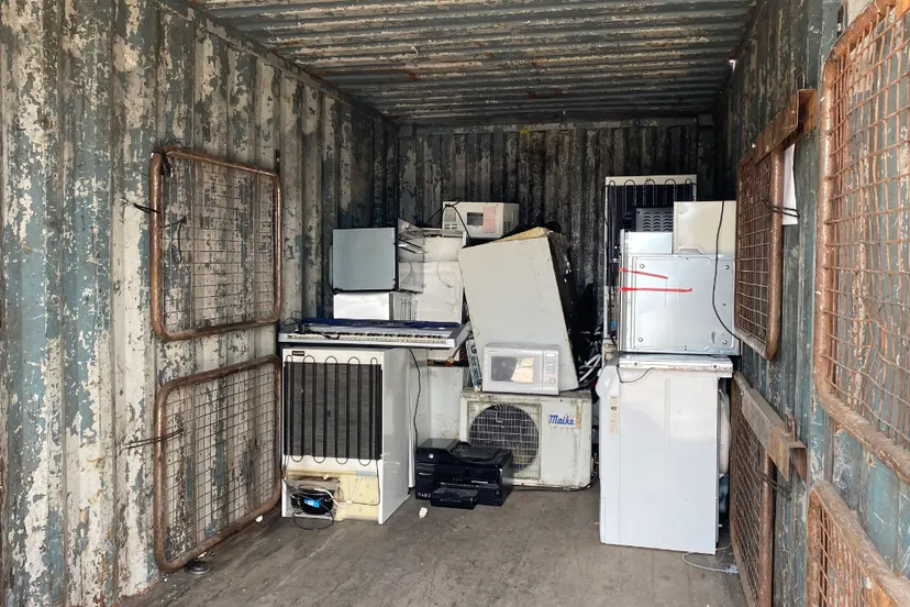 container met ingeleverde elektrische apparaten milieupark sittard