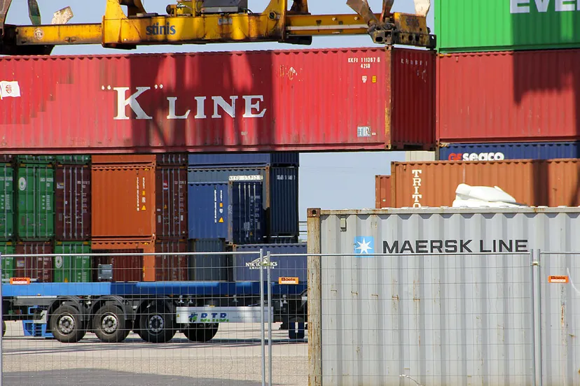 containers bij barge terminal born