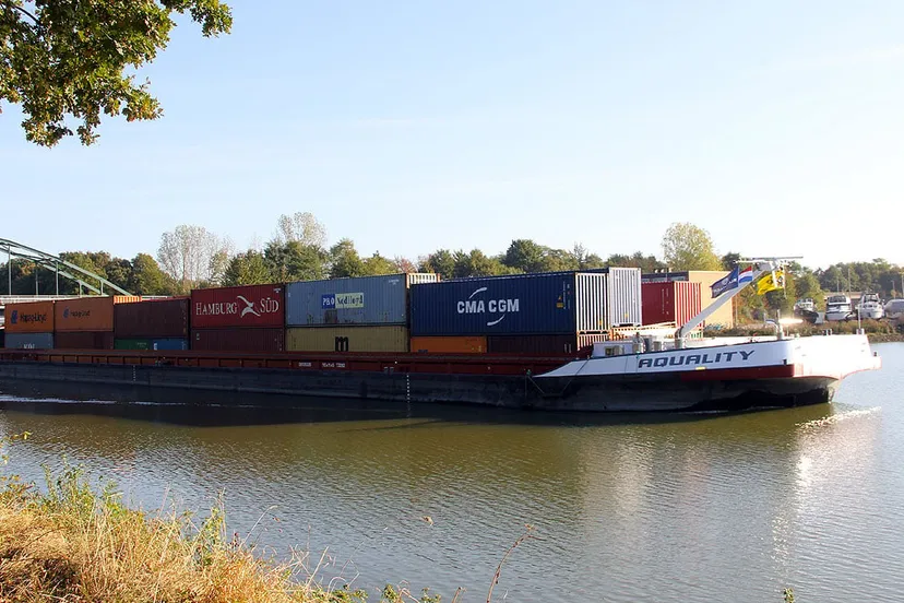 containerschip op julianakanaal