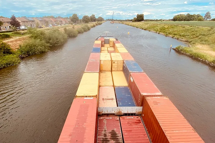 containervervoer over julianakanaal bij berg aan de maas