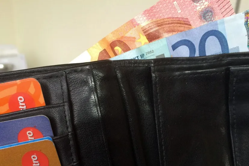 contant geld en bankpassen in portemonnee