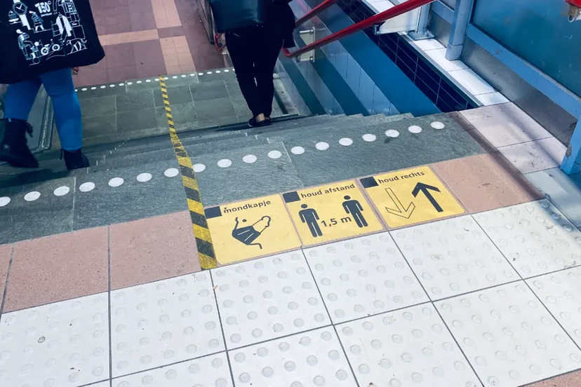 coronastickers op stations