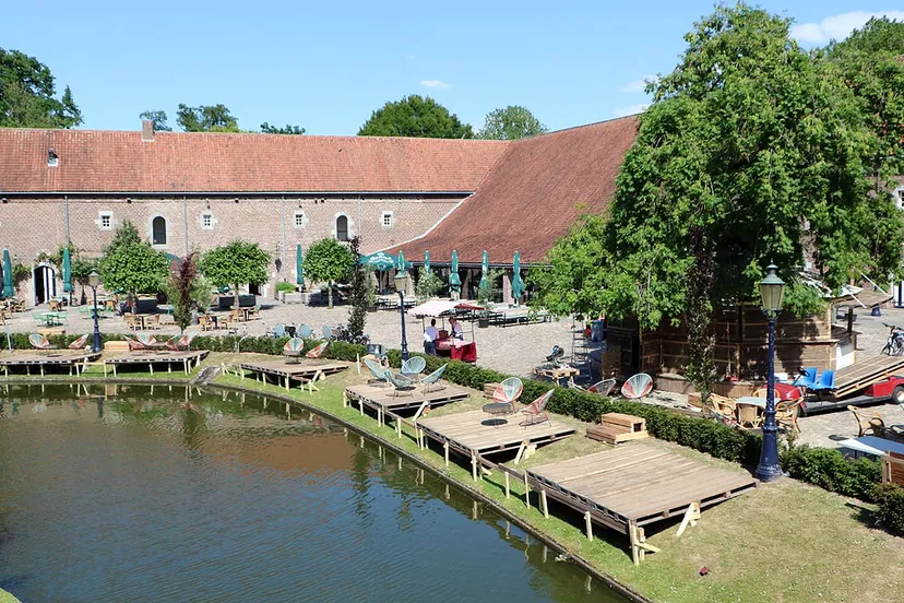 cour kasteel limbricht
