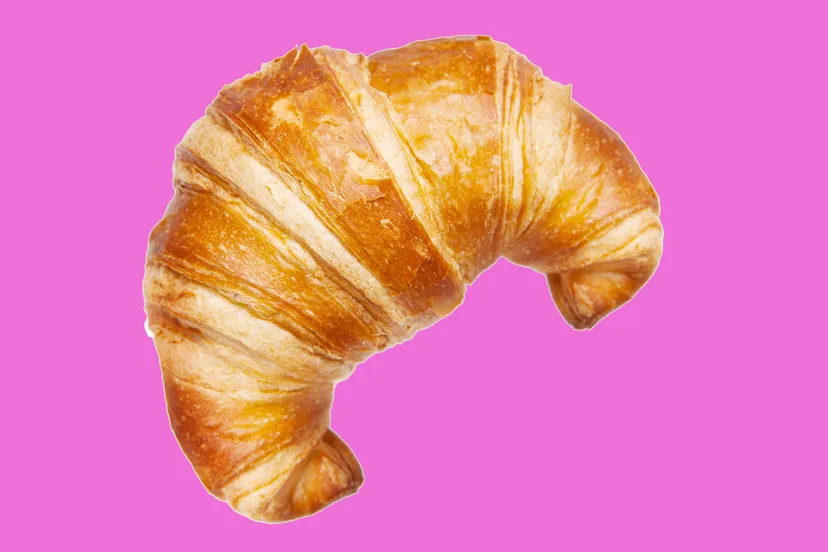 croissant geisoleerd op rose wordt geisoleerd