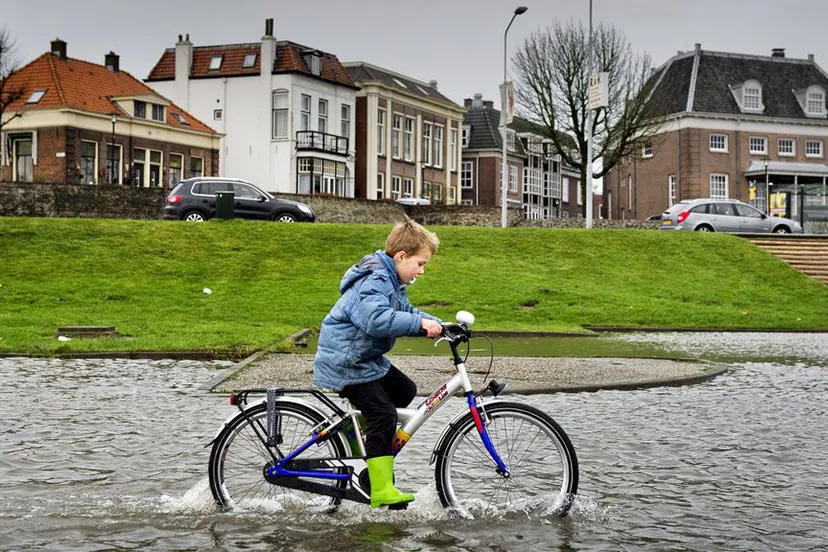 d1jvvh0vjp1uc4we7a0547qmj overstromingenfietsendkindrivierbuitenoverswatersnoodanp