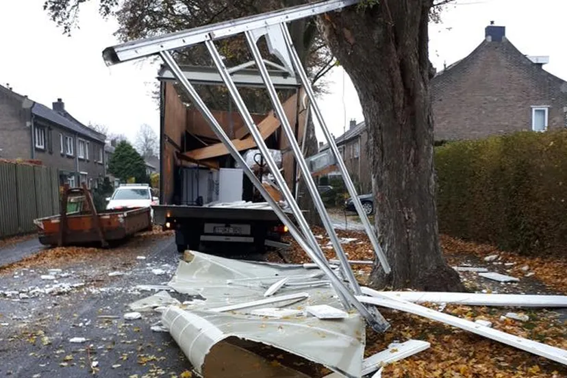 dak camionette beschadigd