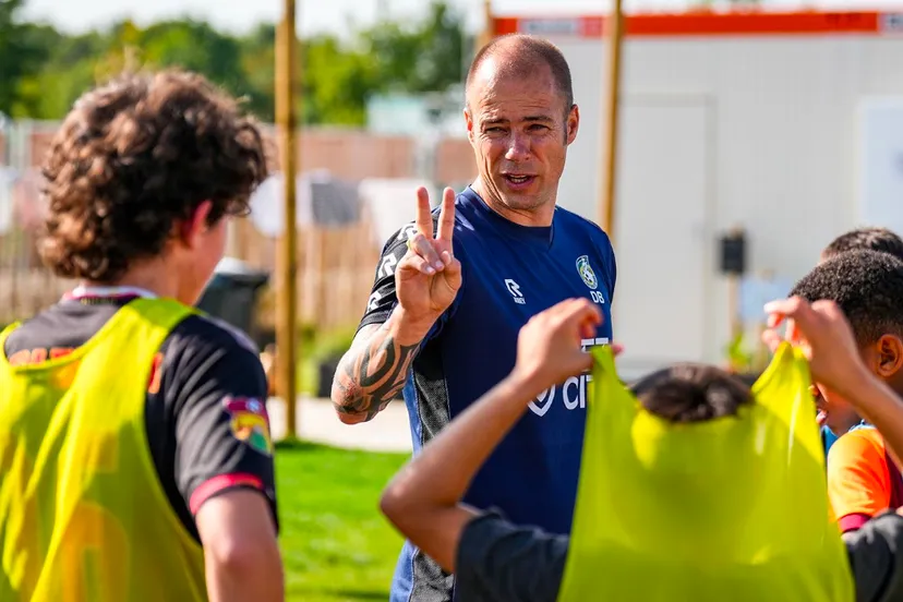 danny buijs voetbalclinic noodopvang asielzoekers sittard