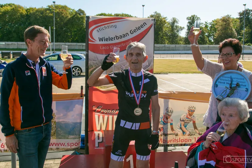 de 90 jarige uurrecordhouder