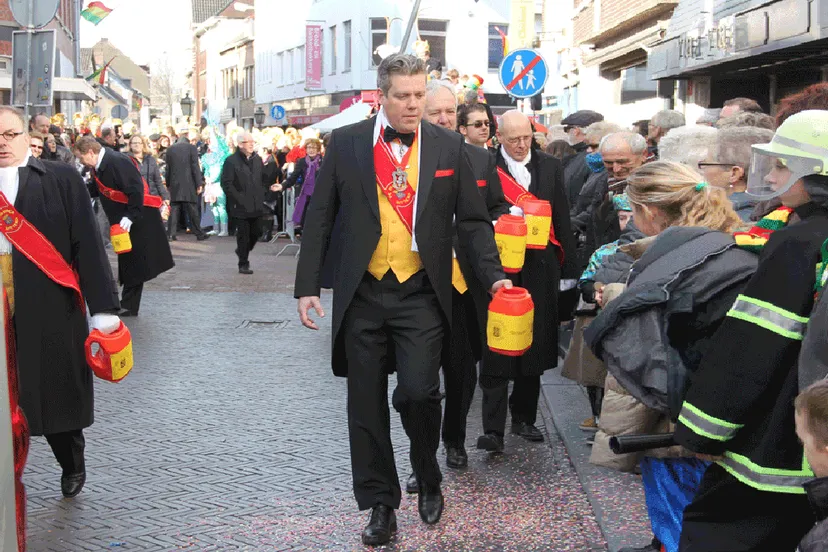 de mander collecteert voor de kinderoptocht