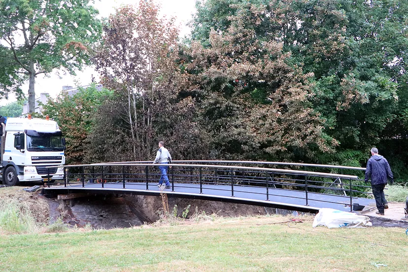 de nieuwe brug is geplaatst