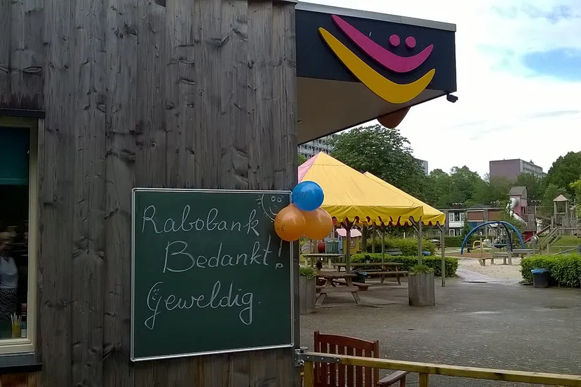 de roetsj bedankt rabobank voor donatie tbcv alarminstallatie