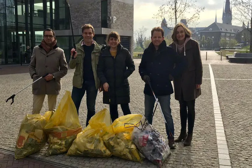 de zakkenvullers met de oogst van een uurtje zwerfafval opruimen
