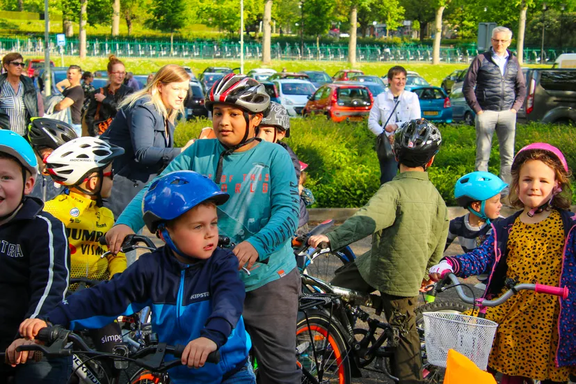 deelnemertjes fietsplezier en beweging bij wielerbaan geleen