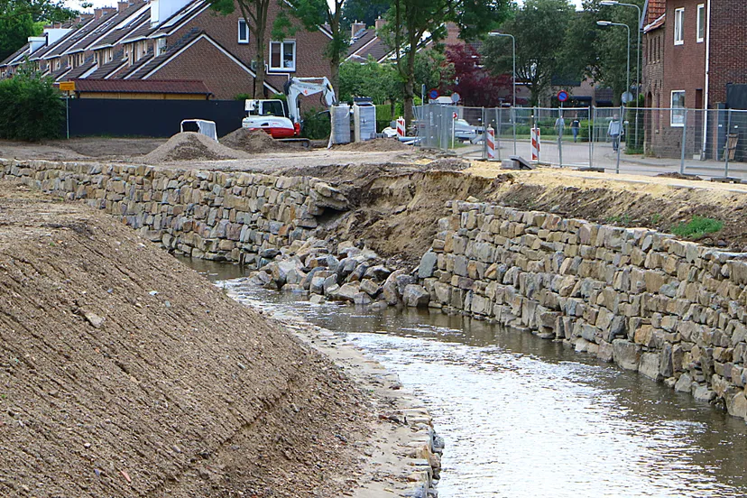 deels ingestorte wand langs cotelbeek in ophoven
