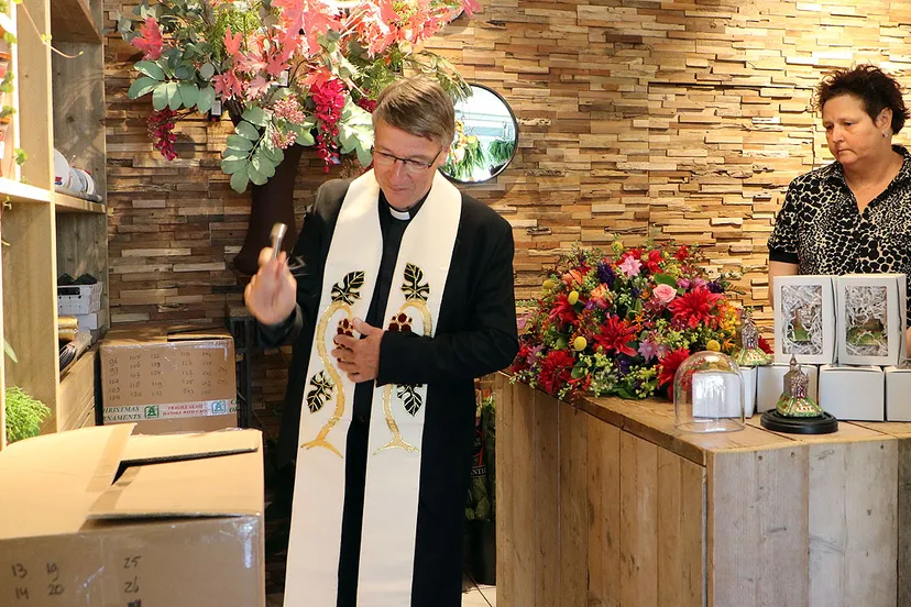 deken rob merkx zegent de kerstornamenten sint rosakapel