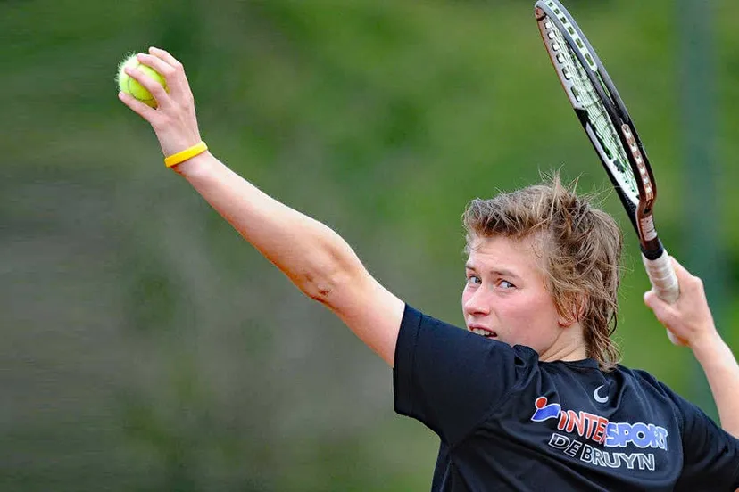 demi schuurs slaat op