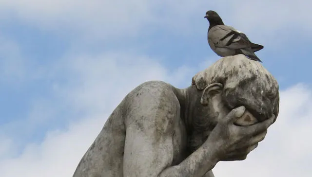 depressief down standbeeld parijs toni birrer by sa 20 cropped