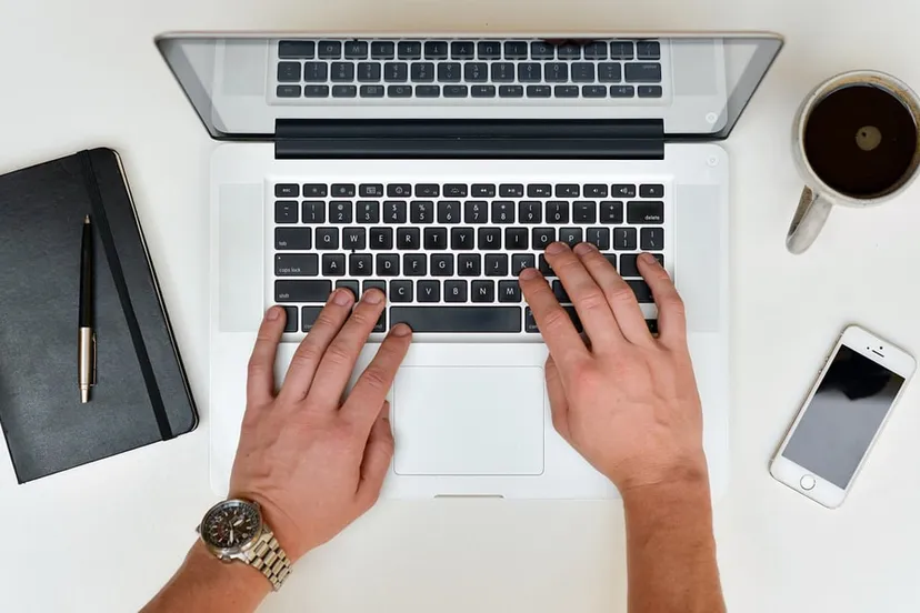 desk 601540 1280 laptop van boven met typende vingers