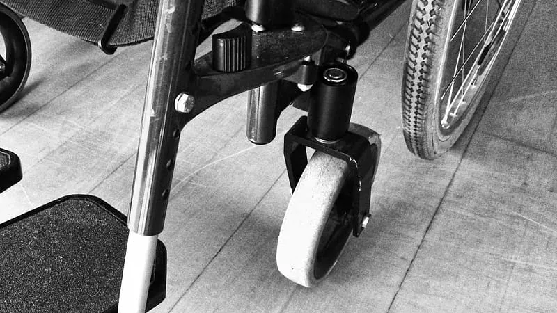 detail rolstoel zwartwit cc0