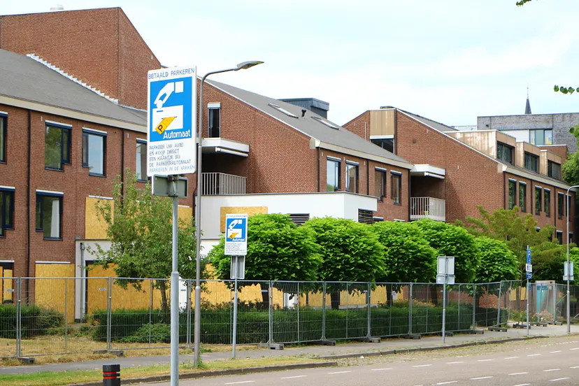 dichtgetimmerde en met bouwhekken afgezette de baenje 1