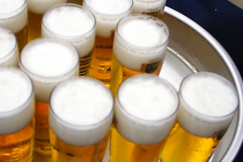 dienblad vol glazen bier