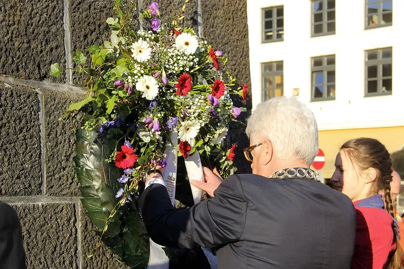 dodenherdenking krans monument markt sittard
