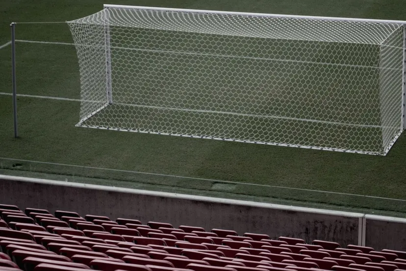 doel op voetbalveld gezien vanaf tribune