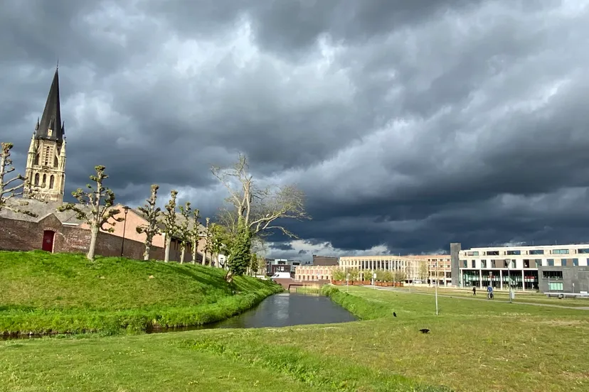 donkere wolken boven sittard