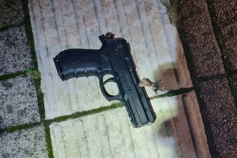 doorgeladen wapen aangetroffen bij aanhouding