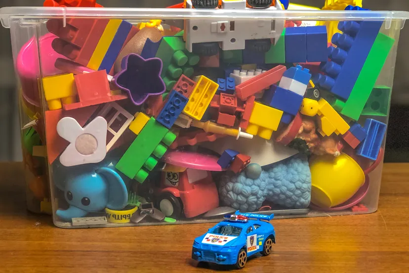 doos met kinderspeelgoed op tafel tijdens spelletjes