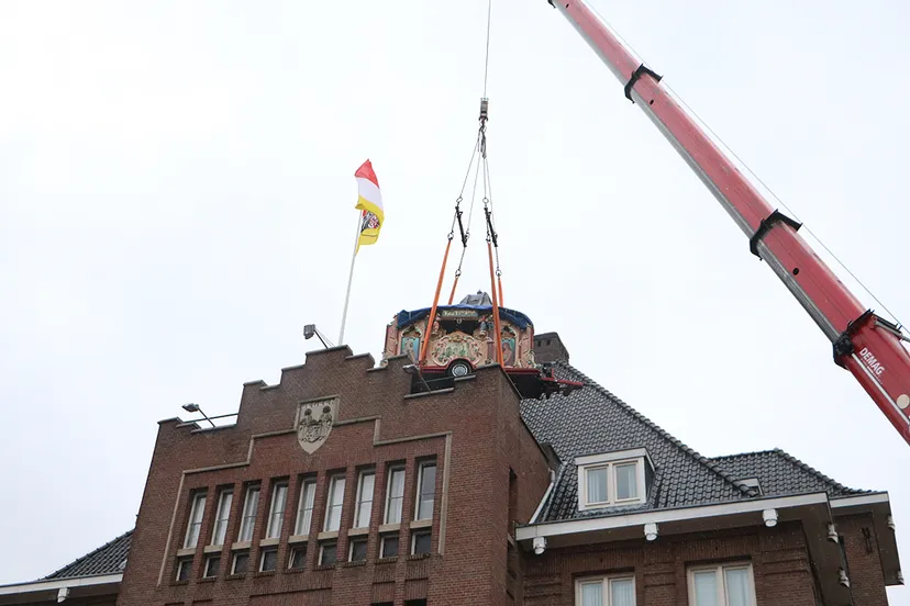 draaiorgel boven gemeentehuis geleen