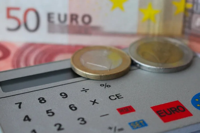 drie euro op kleine calculator