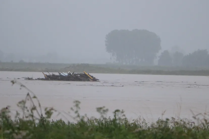 drijfhoutverzameling op de maas bij grevenbicht 15 juli 2021