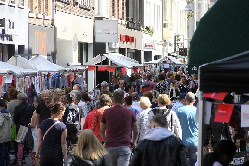 drukke winkelstraat in sittard