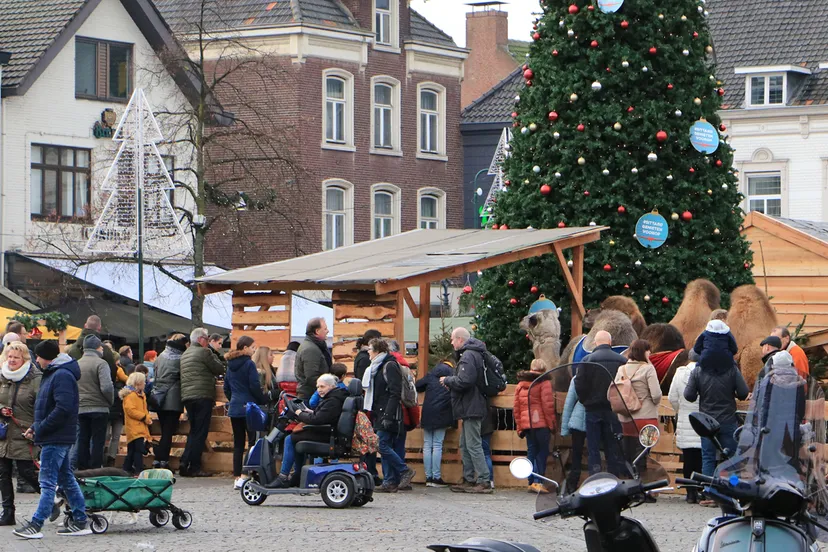 drukte aan de achterzijde van de levende kerststal in sittard