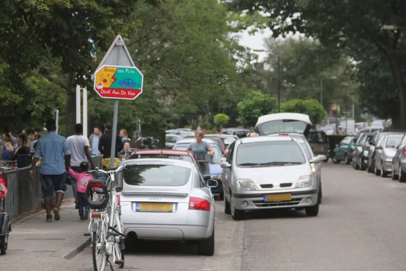 drukte bij de school op de eerste schooldag