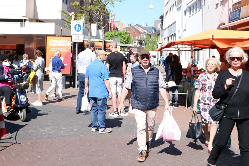 drukte op de markt in sittard 23 april 2020