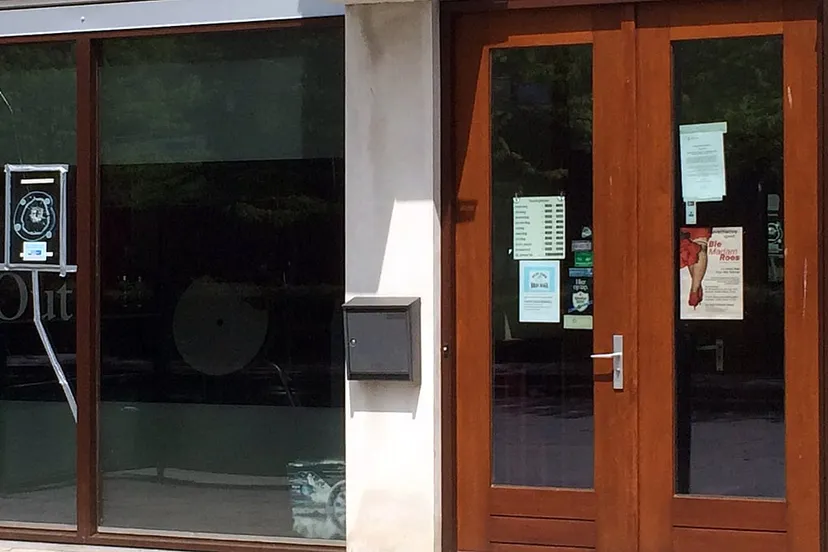 dug0out met kogelgat in raam