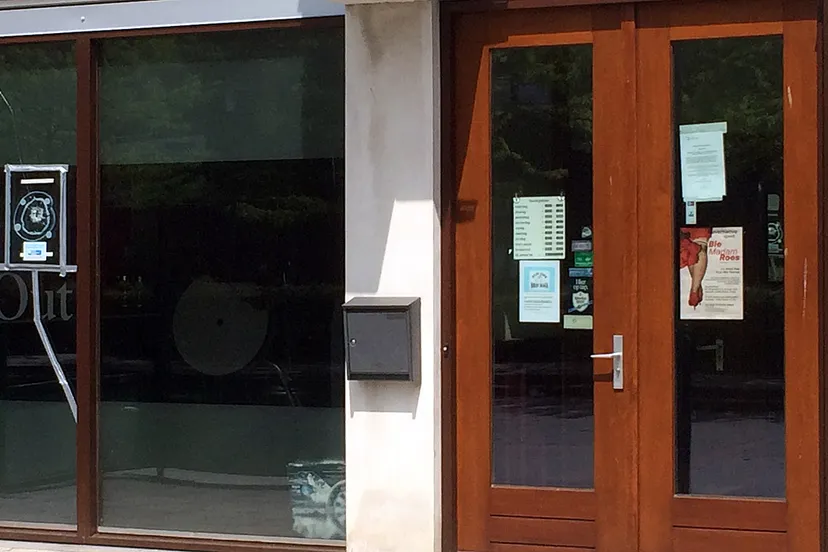 dug0out met kogelgat in raam