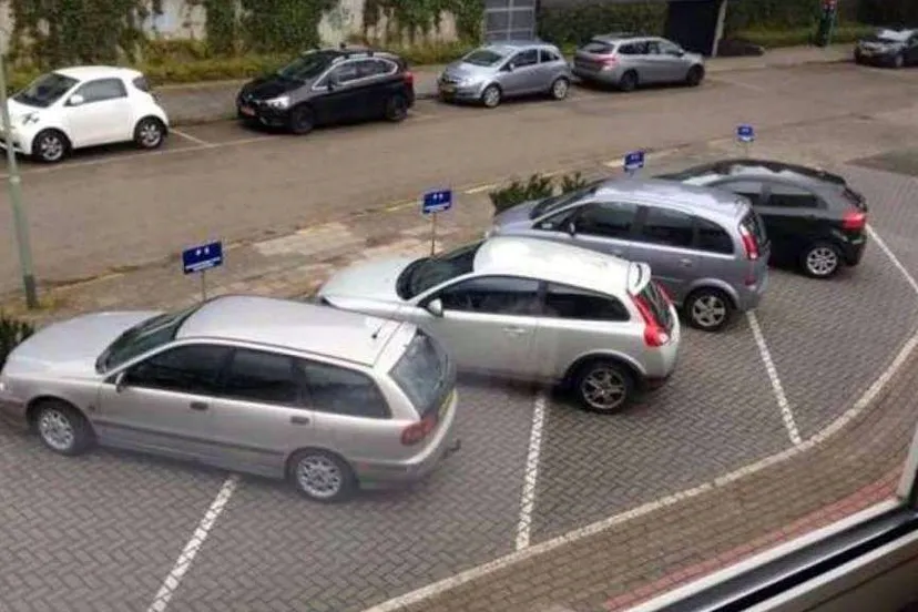 dwars parkeren op kleine steeg