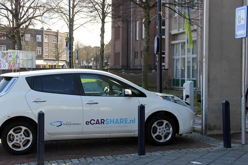 e car bij gemeentehuis geleen