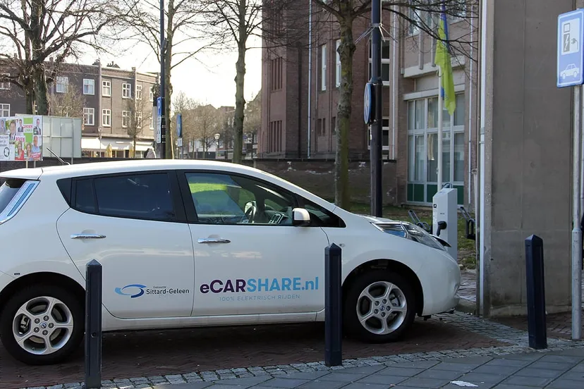 e car bij gemeentehuis geleen