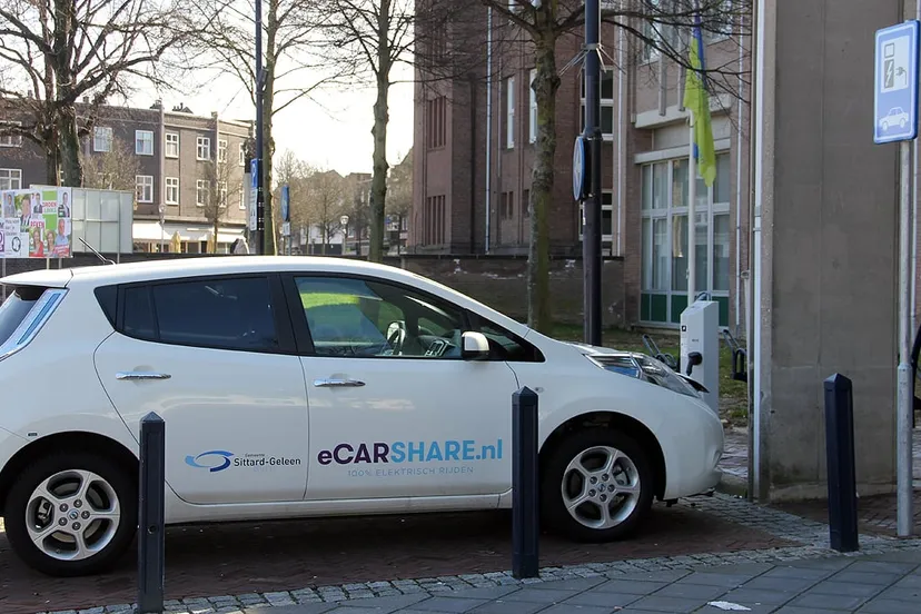 e car bij gemeentehuis geleen