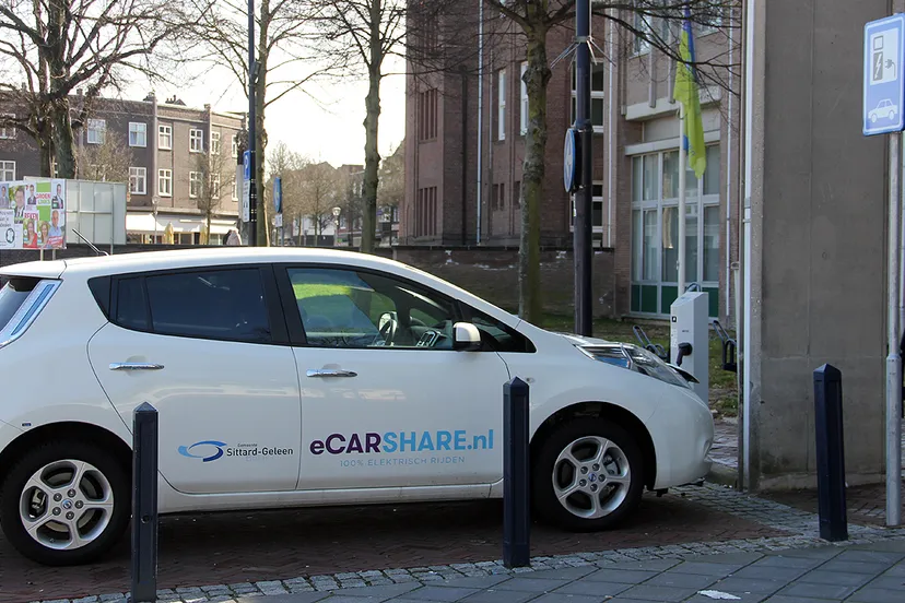 e car bij gemeentehuis geleen