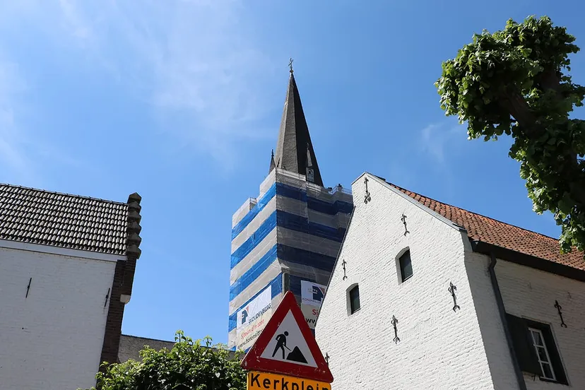een ingepakte kerktoren in sittard