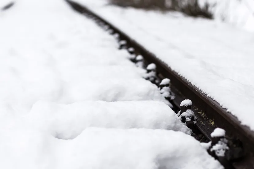 een spoorweg bedekt met gladde witte sneeuw