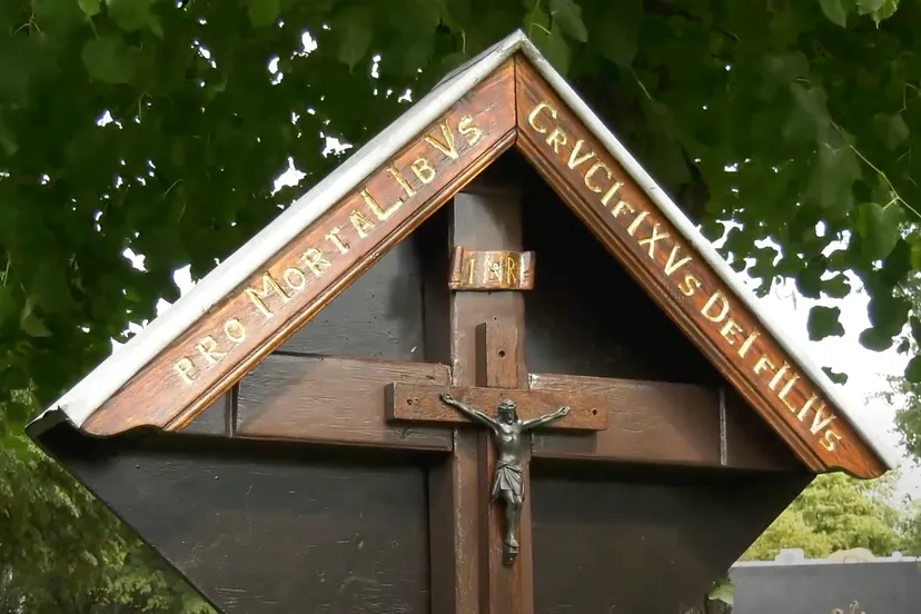 een veldkruis in de stad