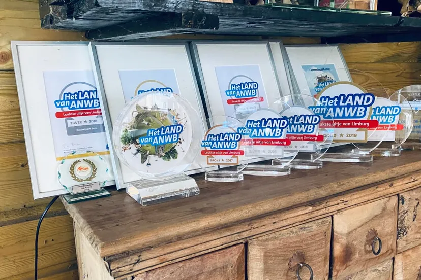 een verzameling bronzen zilveren en gouden anwb uitjes voor kasteel limbricht