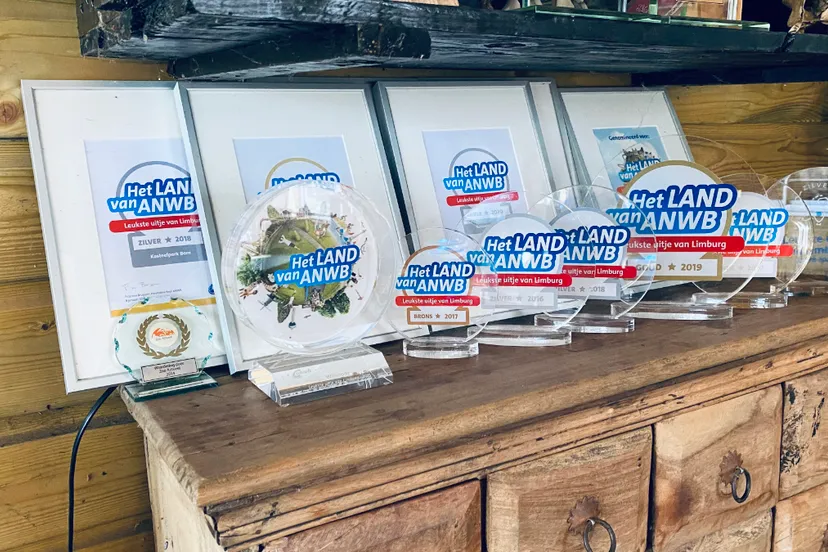 een verzameling bronzen zilveren en gouden anwb uitjes voor kasteel limbricht