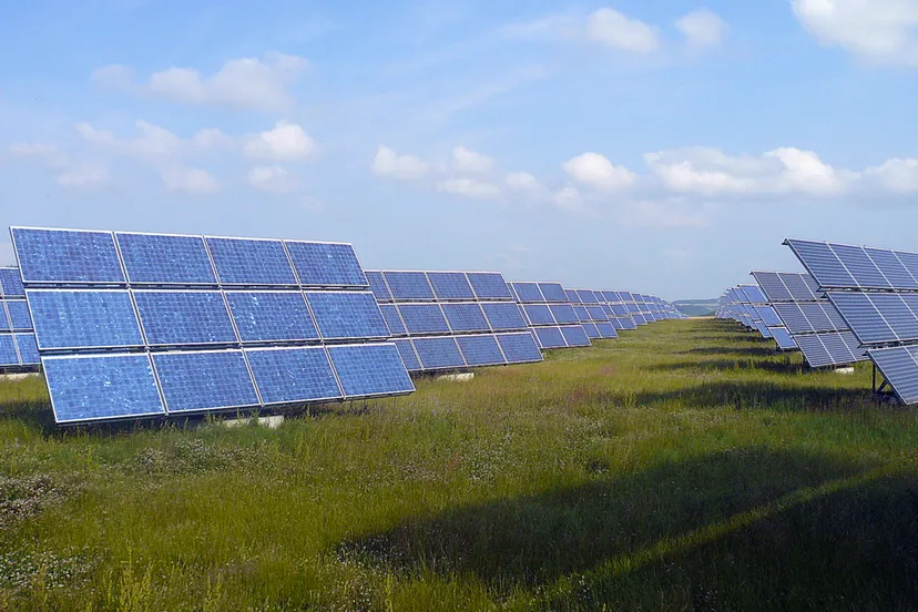 een zonneweide met pv cellen cc0